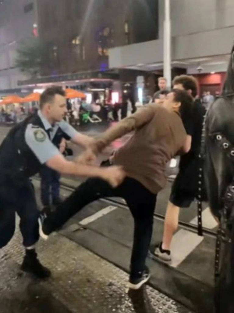 200万次播放!悉尼 George St 男子挑衅警察遭两次喷辣椒水,18岁少年被捕 - 2