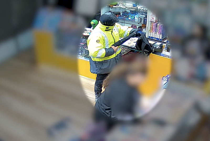 昆州警方公布持枪抢劫案监控画面，呼吁公众协助缉拿嫌犯（图） - 2