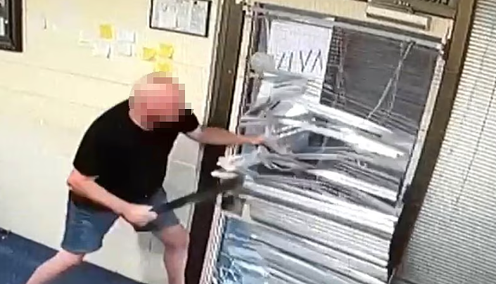 可怕!澳珠宝店遭持械抢劫,店主持砍刀奋力反击,监控拍下惊人画面(组图) - 2