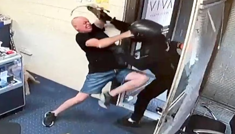 可怕!澳珠宝店遭持械抢劫,店主持砍刀奋力反击,监控拍下惊人画面(组图) - 3