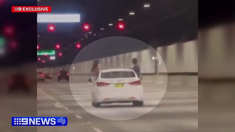 “愚蠢至极！”悉尼M8隧道惊现三人“车顶冲浪”（组图） - 1