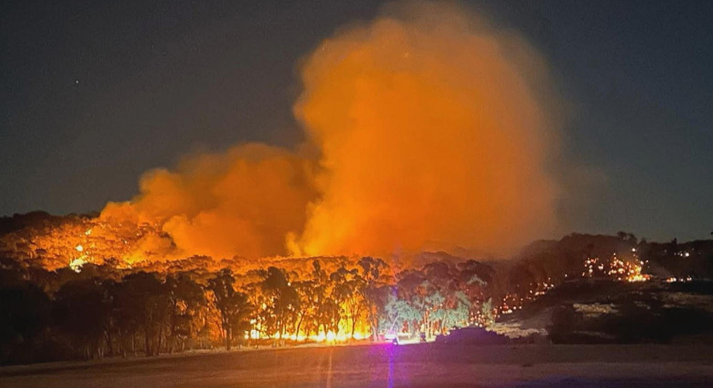 维州州长宣布进入“灾难状态”!全州数十地区山火肆虐,大量房屋被焚毁,民众紧急疏散(图) - 3
