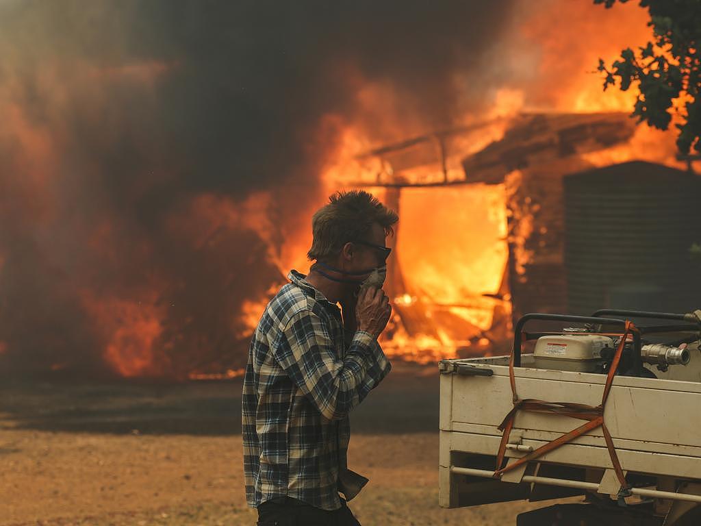 “现在撤离已太迟！” 维州山火已吞噬39万公顷林地，至少1人死亡（组图） - 2