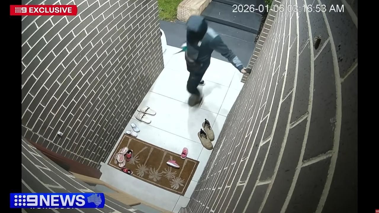悉尼硬核父亲抡铲击退四名持械歹徒,多州呼吁引入“城堡法”允许屋主无限自卫 - 1