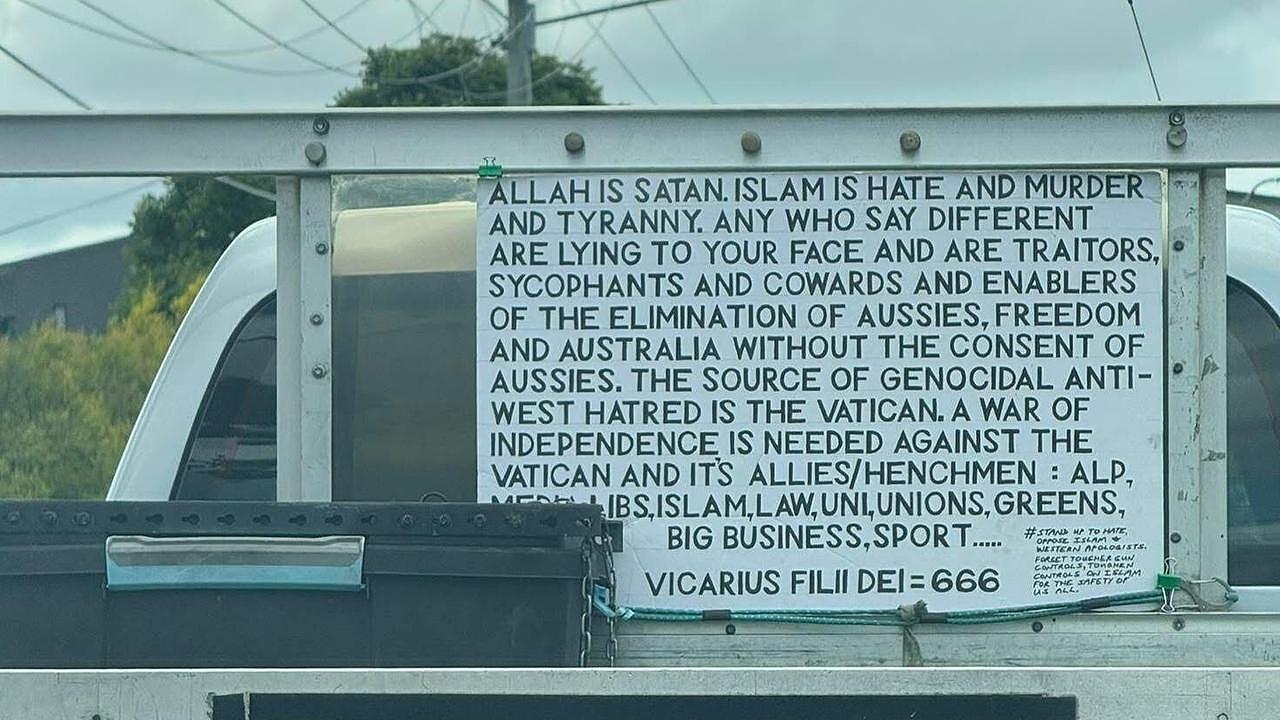 “真主是撒旦”！澳洲街头皮卡贴满仇恨标语，煽动暴力引发不安（组图） - 1