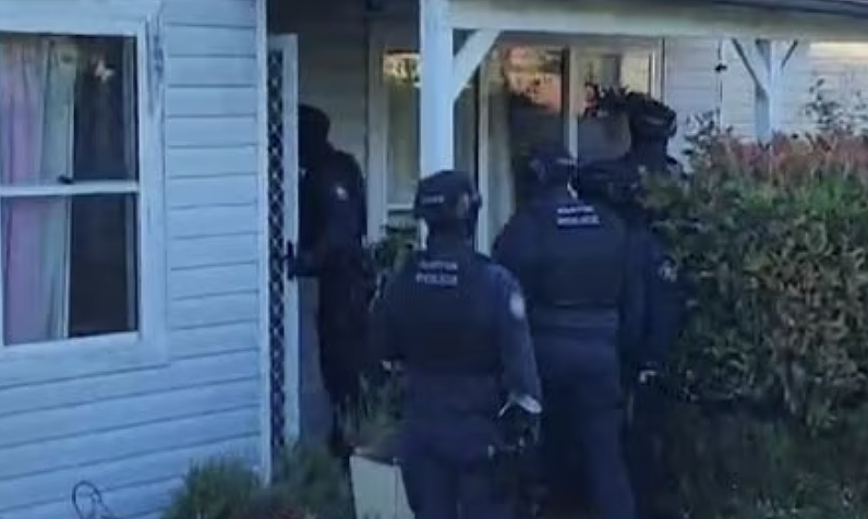 紧急寻人！警方公布三男子监控影像，涉悉尼teenager公交换乘站被杀案（组图） - 3