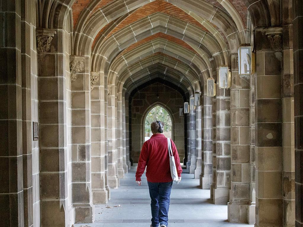 2026学年维州大学首轮录取出炉！健康专业最火爆，IT申请量骤降（组图） - 1