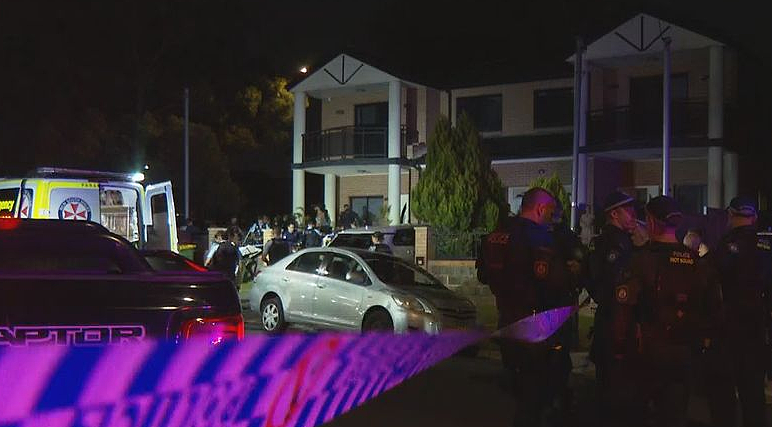 悉尼街头50人“大乱斗”!1人被刺伤颈部,警方介入调查(组图) - 2