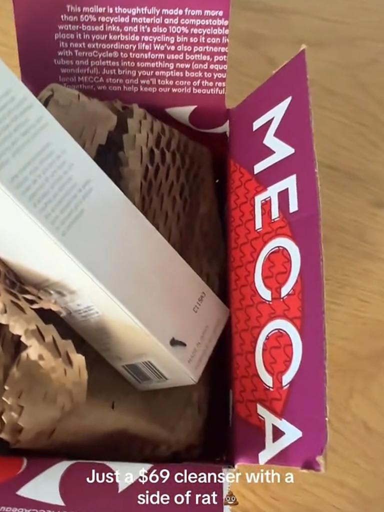 美妆巨头Mecca大促翻车!澳顾客竟收到10年前旧货,产品发霉还有老鼠屎(组图) - 1