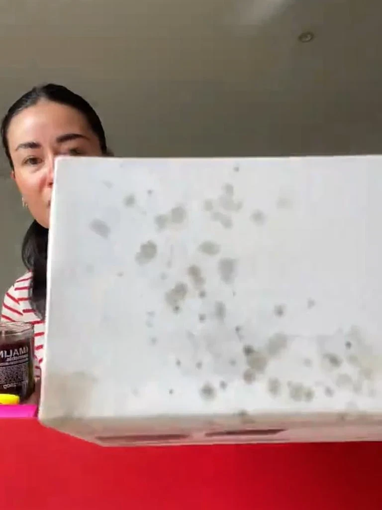 美妆巨头Mecca大促翻车!澳顾客竟收到10年前旧货,产品发霉还有老鼠屎(组图) - 2