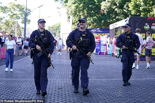 澳网公开赛安保升级！警方持半自动步枪巡逻，俄、以等国旗遭禁（组图） - 3