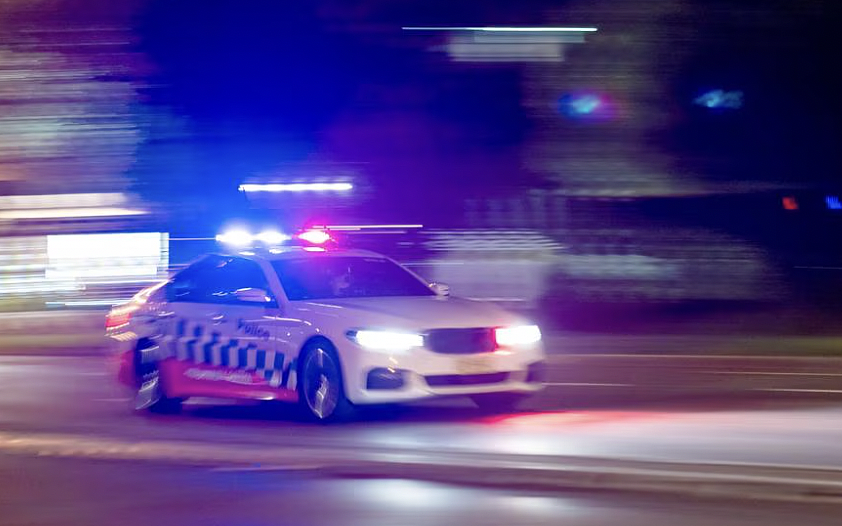 悉尼发生警匪追逐，司机涉嫌冲撞警车后弃车逃逸（组图） - 2