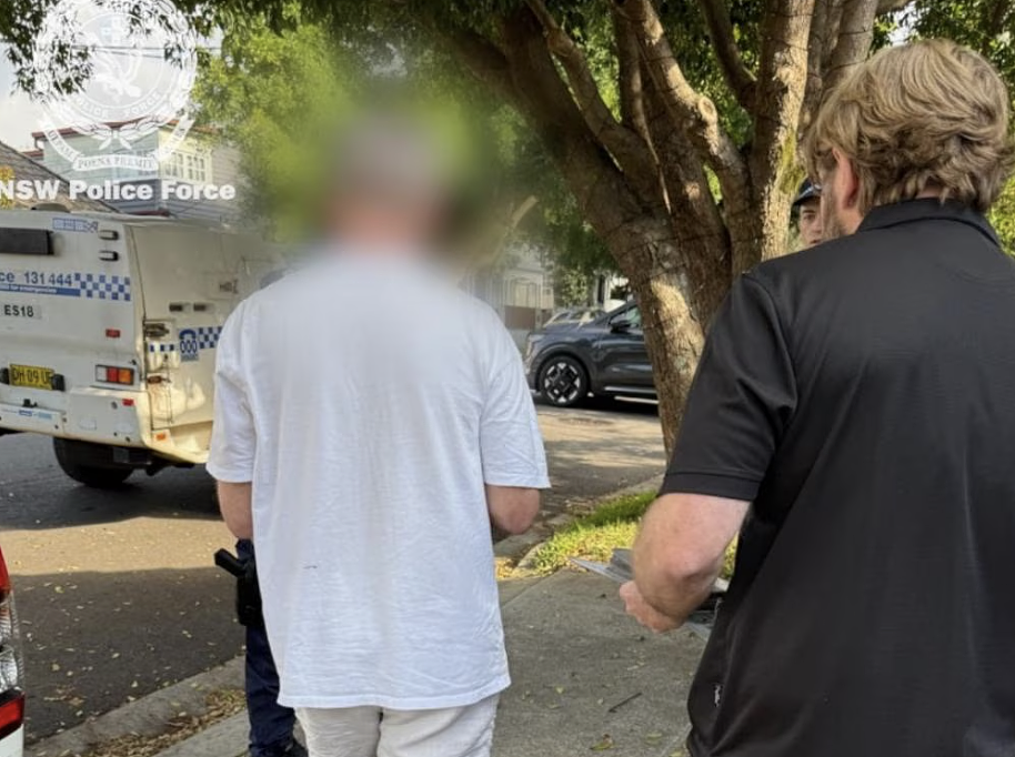 悉尼教师被捕！被控与同伙策划性侵两名儿童，手机聊天记录曝光（图） - 2