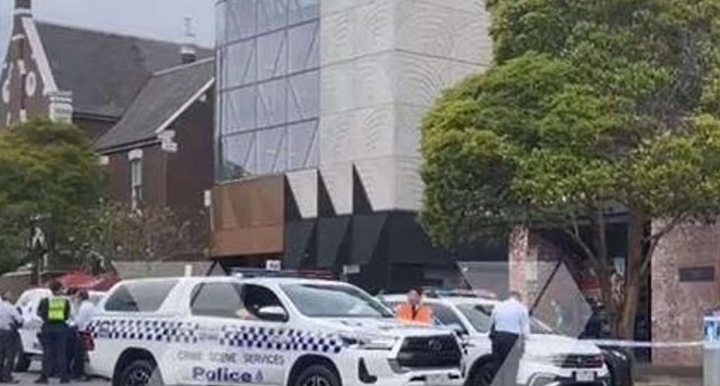 光天化日下,澳街头发生捅人案!2人重伤送医,歹徒仍在逃,警方展开追捕(图) - 2