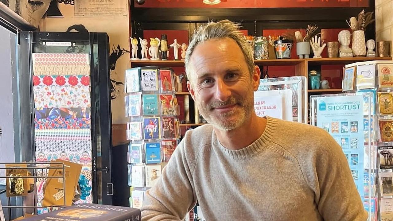 人设崩塌!澳洲知名作家涉儿童色情被捕,作品紧急下架(组图) - 1