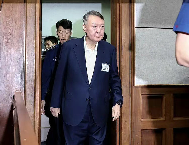 尹锡悦涉妨害公务执行等罪被判5年;所涉“内乱罪”将于2月19日宣判,此前检方要求法院判处死刑(组图) - 1