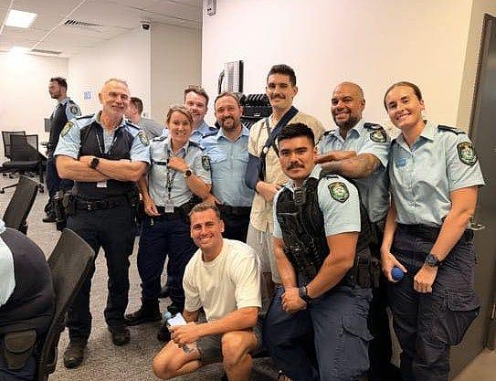 在Bondi中枪后昏迷9天!悉尼警员31天后终于出院,现身警局探望同事(图) - 2