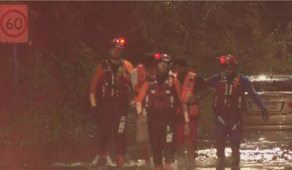悉尼暴雨致全城交通“瘫痪”:多条主干道关闭,火车巴士大面积延误(组图) - 4