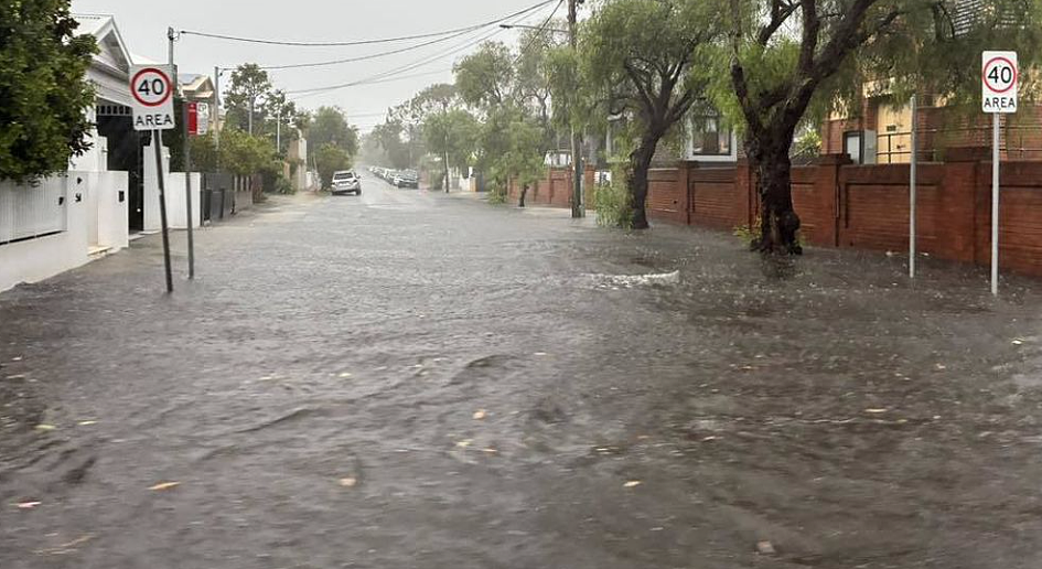 狂风暴雨席卷悉尼,多地开启“看海”模式!华人区道路封闭,山体滑坡险冲毁民宅(组图) - 3