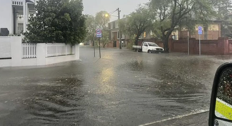 狂风暴雨席卷悉尼,多地开启“看海”模式!华人区道路封闭,山体滑坡险冲毁民宅(组图) - 6