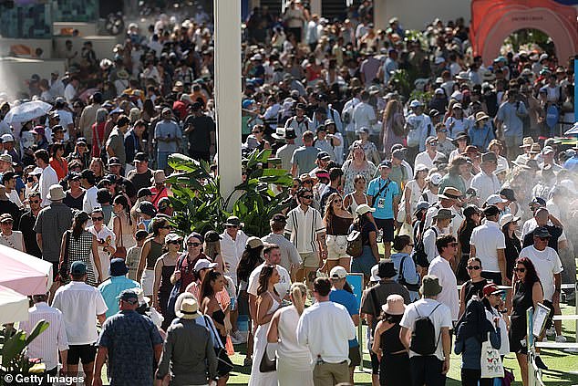澳网首日10万人挤爆现场!门票史上首次停售,排队两小时有人晕倒,粉丝怒吼退票(组图) - 1