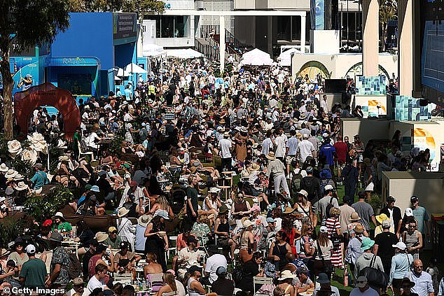澳网首日10万人挤爆现场!门票史上首次停售,排队两小时有人晕倒,粉丝怒吼退票(组图) - 2
