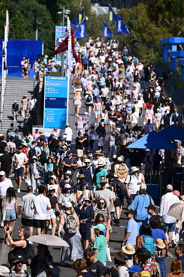 澳网首日10万人挤爆现场!门票史上首次停售,排队两小时有人晕倒,粉丝怒吼退票(组图) - 7