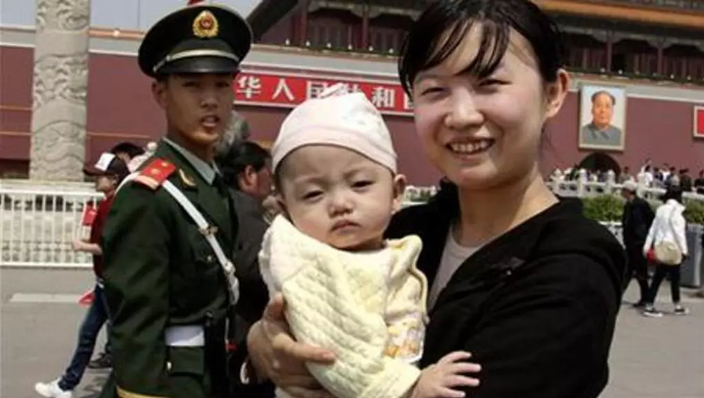 中国出生率持续下降至1949年以来最低水平（图） - 1