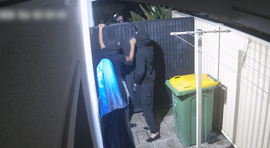 澳7旬老翁家中遇袭！歹徒持刀威胁盗走奔驰，目前仍在逃，警方急寻线索（组图） - 2