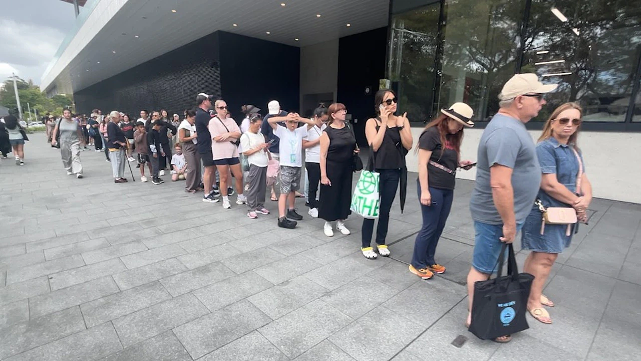 悉尼新鱼市场开业首日被挤爆！吃饭要排500米长队，大量民众被劝退（组图） - 2