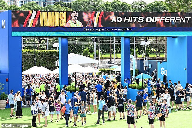 澳网正赛首日被挤爆！7.3万人涌入场馆，大批球迷排队2小时错过比赛（组图） - 2