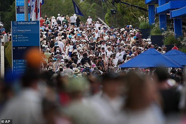 澳网正赛首日被挤爆！7.3万人涌入场馆，大批球迷排队2小时错过比赛（组图） - 4