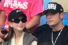 周杰伦昆凌现身澳网，亲密互动被拍！网友：太甜了