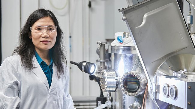 华裔学者领衔新州团队打破世界纪录,未来太阳能电池或能像贴纸贴在窗户上(组图) - 1