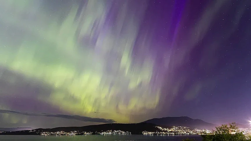 罕见南极光点亮澳洲多地夜空！最北竟达昆州，强地磁暴引发绚丽视觉盛宴（组图） - 1
