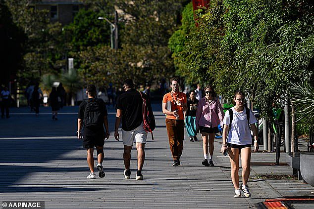 澳学签沦为打工“后门”？退学率飙升至17.4%，过桥签人数暴增至10.7万（组图） - 1