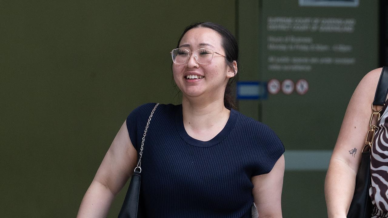 澳女参与私刑殴打20岁男子，扯发狂殴并发血腥照嘲讽！被判3年（组图） - 1