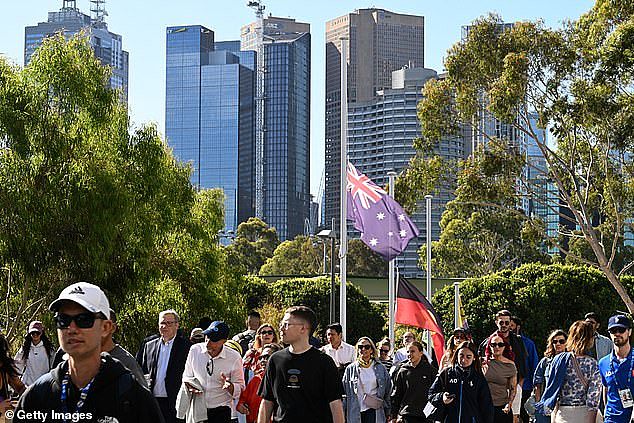 全国哀悼Bondi枪击案！澳网现场熄灯，全澳19时01分肃穆默哀（组图） - 6