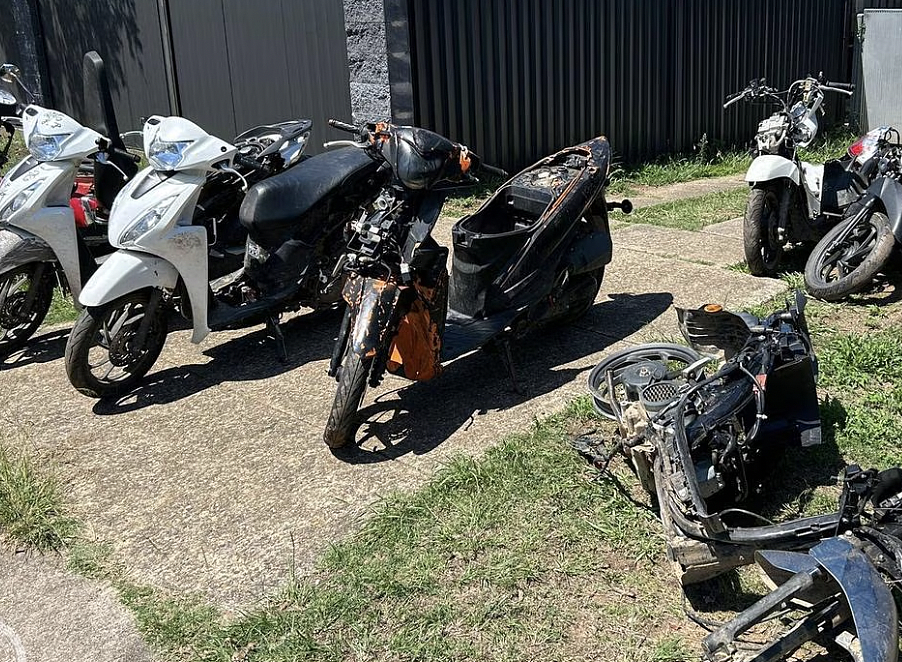 悉尼警方突袭民宅后院，起获七辆被盗机车！追踪装置成破案关键（组图） - 2