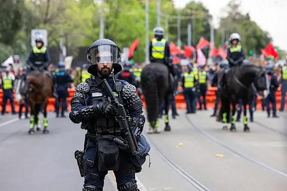 墨尔本CBD国庆日抗议对峙在即！警方全副武装紧急戒备，严防暴力冲突重演（组图） - 1