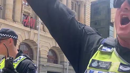 突发！澳洲“入侵日”游行现场惊现“炸弹物”？现场紧急疏散，1人被捕（组图） - 2