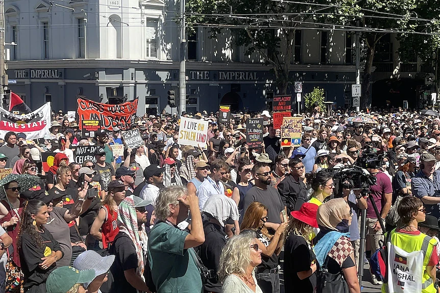 澳洲各大首府爆发大规模游行!上千上万人顶高温呼吁:澳洲日应改为“哀悼日”(组图) - 8