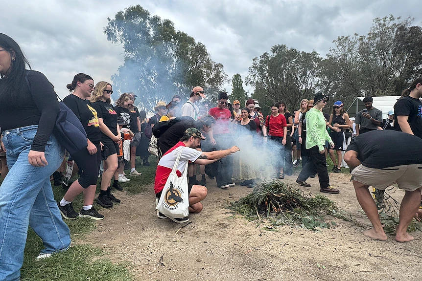 澳洲各大首府爆发大规模游行!上千上万人顶高温呼吁:澳洲日应改为“哀悼日”(组图) - 12