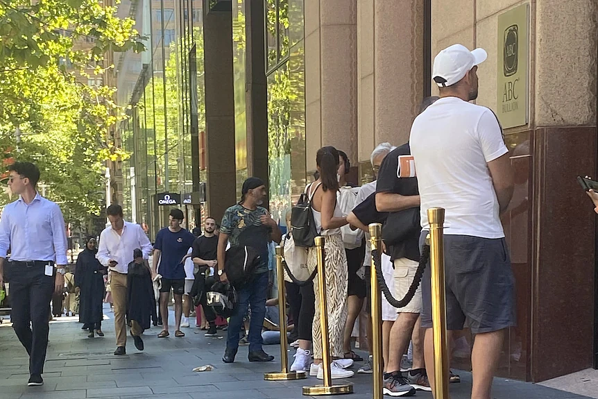 见证历史！金价首次突破5000美元大关，澳洲街头现抢金潮，专家预测“今年或冲向6400”（组图） - 2