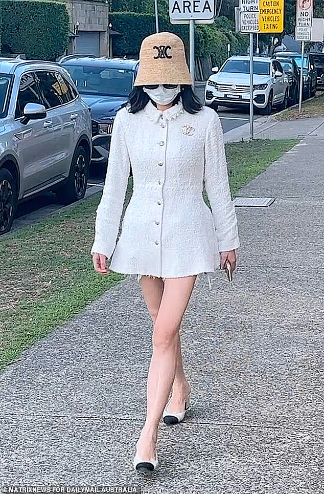 视频曝光！杨兰兰现身警局，疑因“替身”传闻与警方起冲突？被要求摘下口罩（视频/组图） - 3