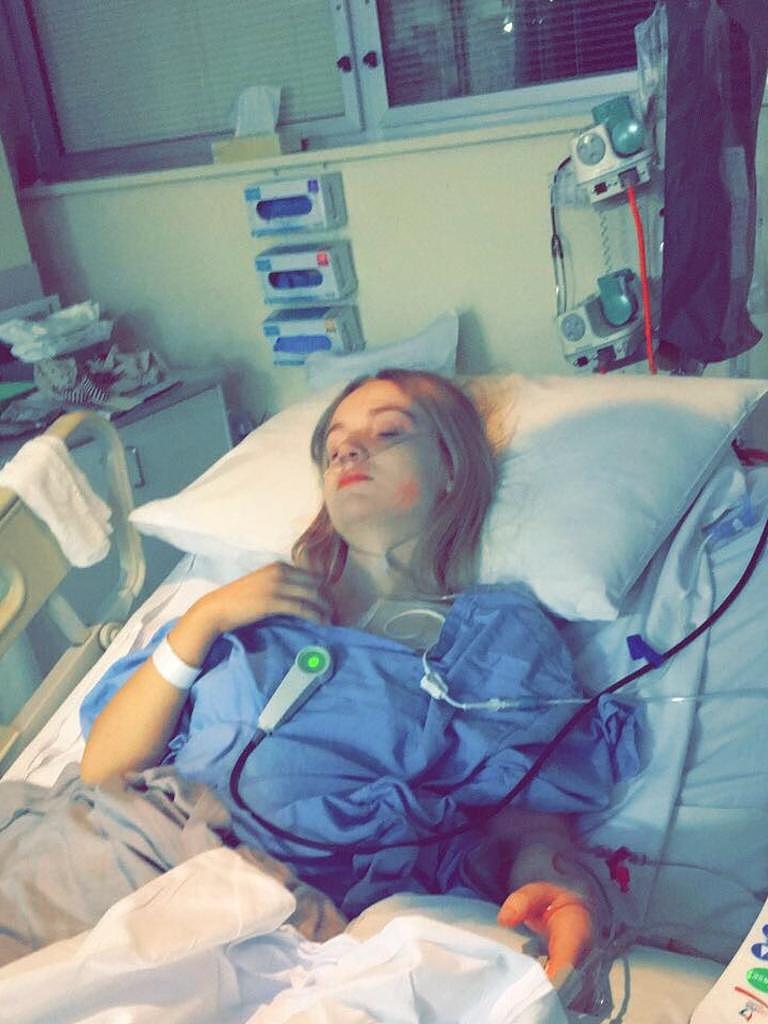 “我想像普通人一样！”澳洲25岁绝症女孩获准安乐死，临终前试穿婚纱泪别老父 - 6