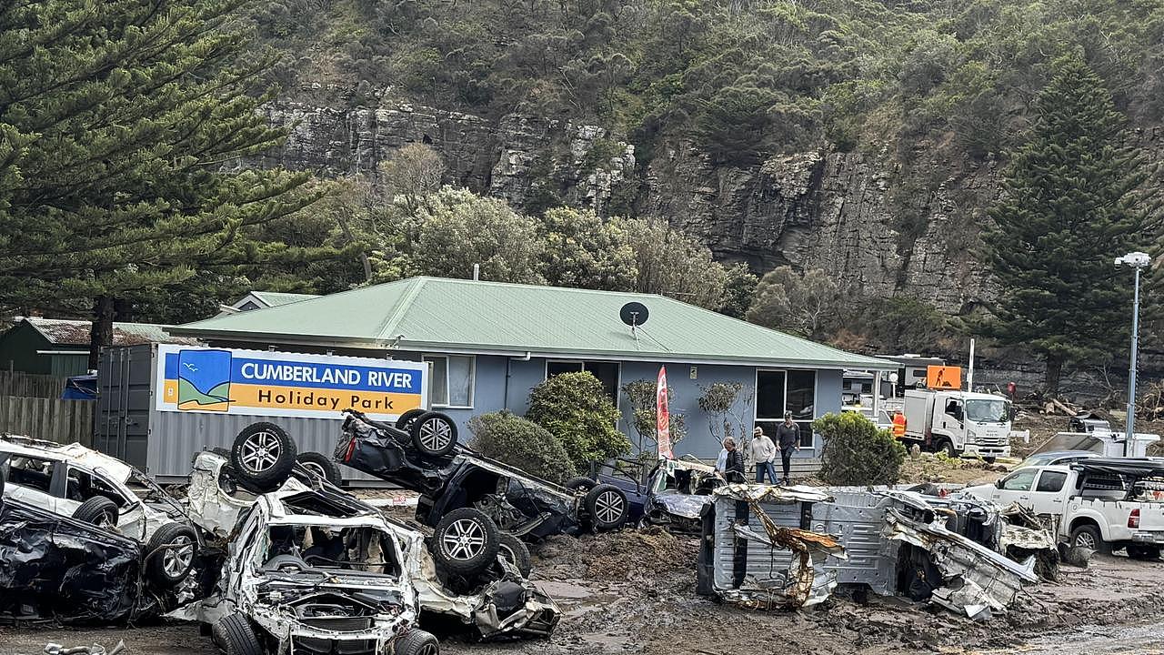 维州大洋路山洪后沦为“废车场”,直升机紧急清理,商家急呼游客:请回来(组图) - 1