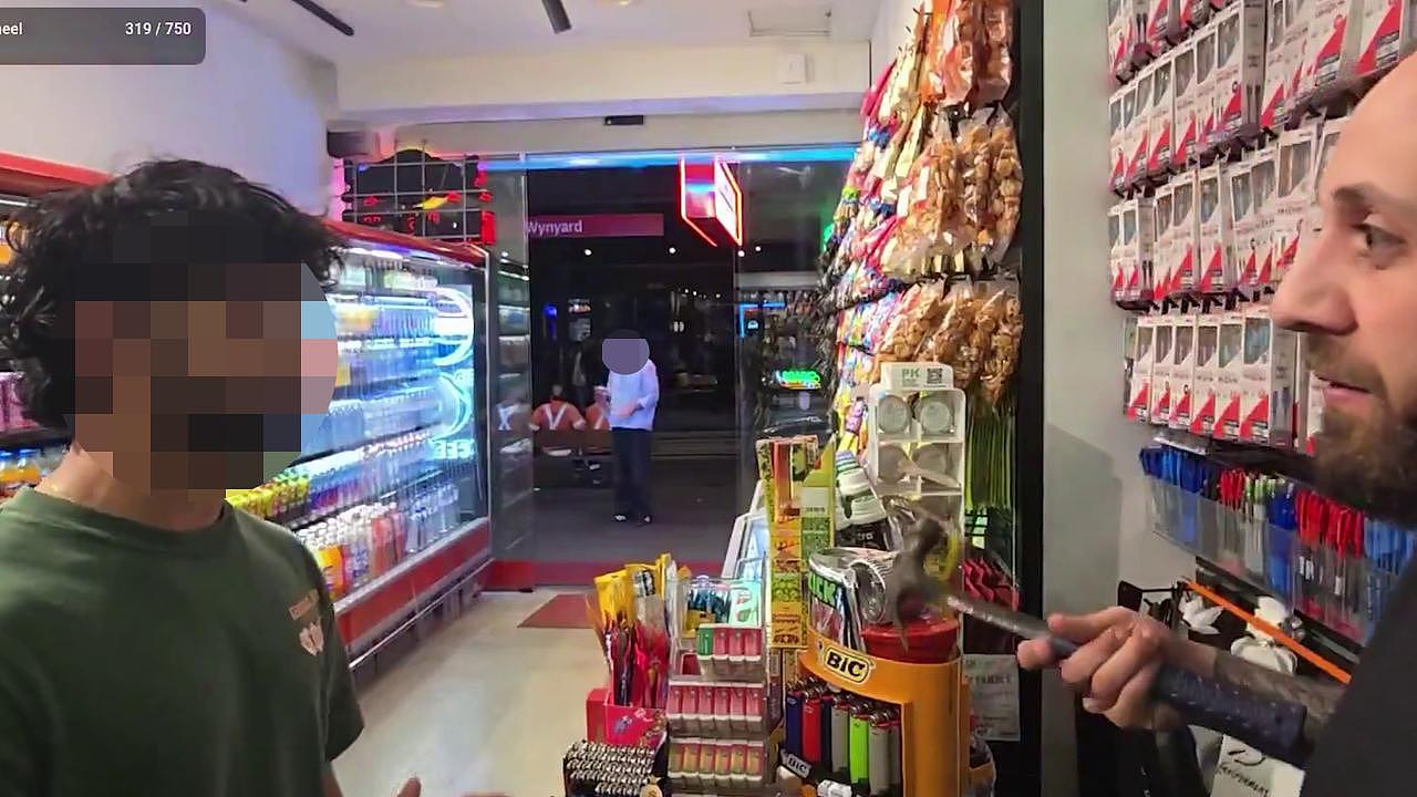 男子悉尼CBD便利店借用厕所，店主拔锤相向：你个印度狗（组图） - 1