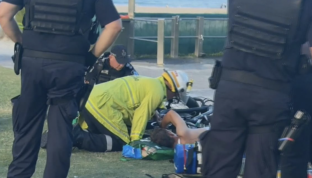 澳警方街头制服偷车嫌犯，激烈对抗致其手指严重受伤恐需截肢（组图） - 4