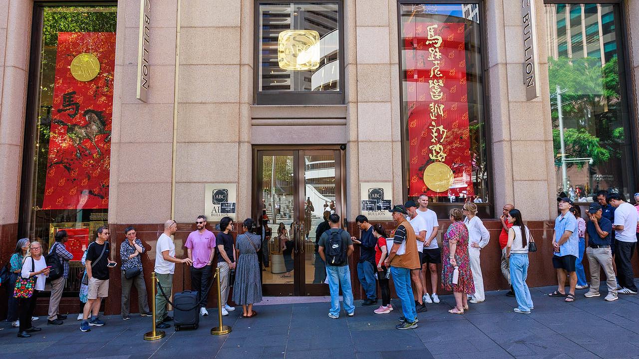 悉尼CBD排起长龙！半年暴涨44%，直冲$7500大关，澳人正疯狂抢金（组图） - 2